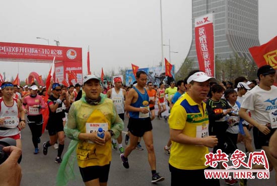 3月30日上午8點20分，2014鄭開國際馬拉松賽在鄭開大道鳴槍起跑。