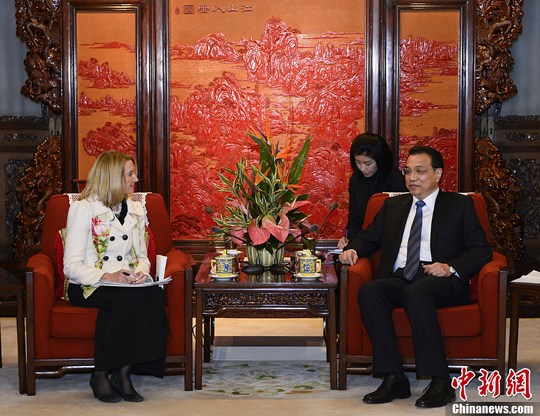 中國(guó)國(guó)務(wù)院總理李克強(qiáng)在北京中南海紫光閣會(huì)見(jiàn)了美國(guó)《科學(xué)》雜志主編瑪西婭·納特一行。