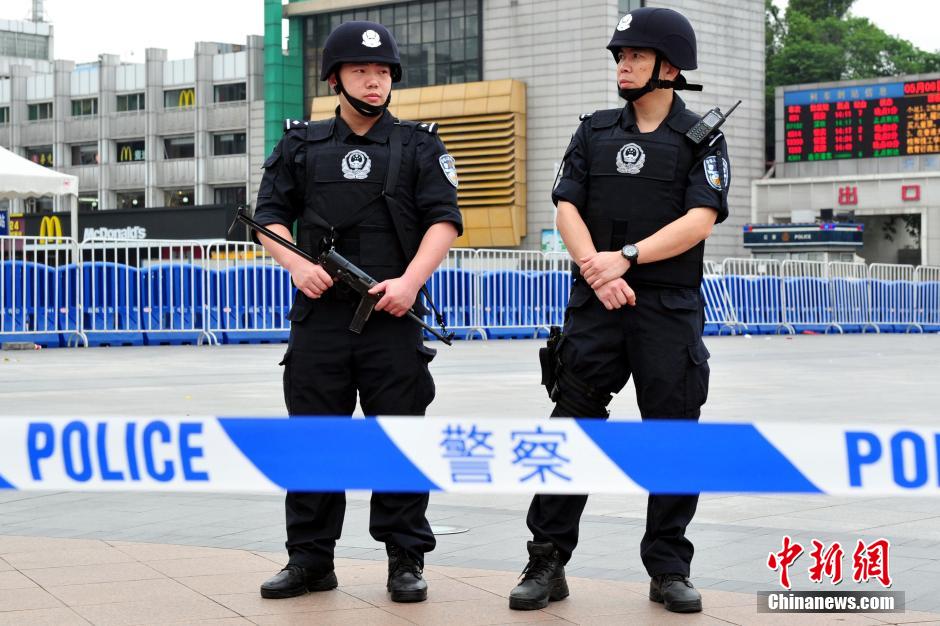 圖為廣州特警在案發(fā)現(xiàn)場(chǎng)戒備。