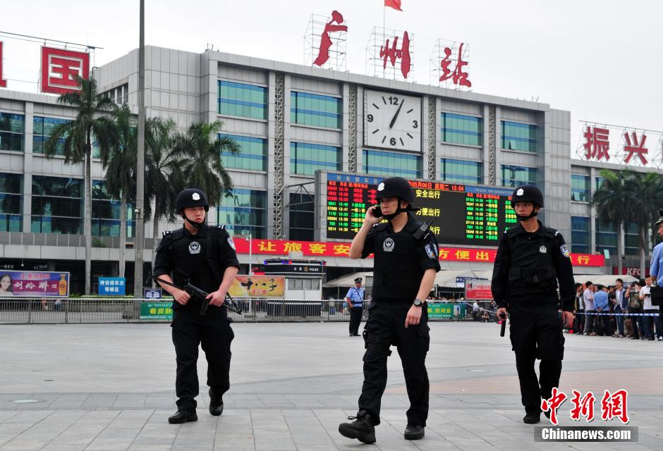圖為廣州特警在案發(fā)現(xiàn)場(chǎng)戒備。