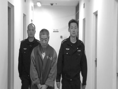 向南夫被帶出監(jiān)室接受提審。警方供圖
