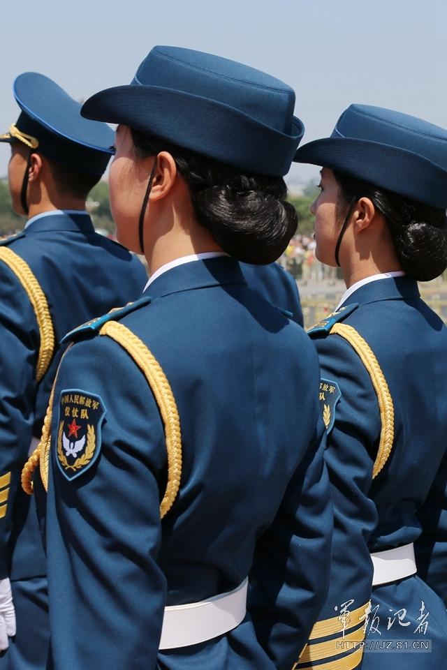 解放軍首批女儀仗兵亮相，90%以上擁有大專以上學歷，平均身高1.72米。圖為女兵儀仗隊。