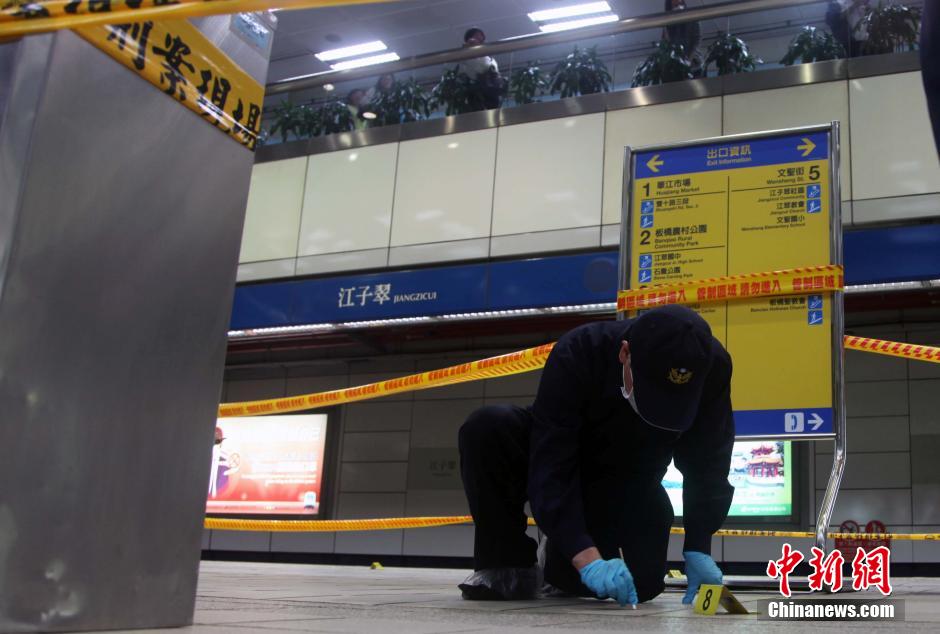 圖為新北市警察在現場勘查。中新社發 劉舒凌 攝