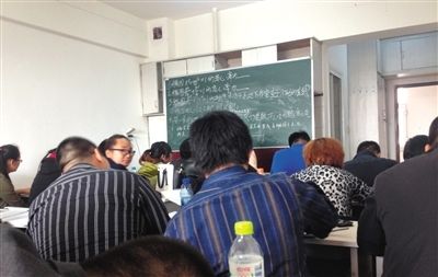 5月6日，大慶市，油田實(shí)行招工考試后，出現(xiàn)了各種考前輔導(dǎo)班。