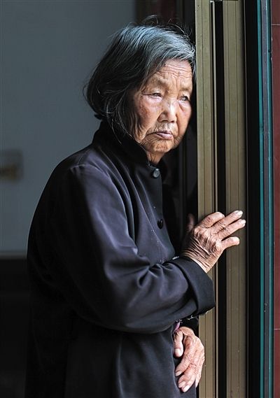 為了能“睡棺木”土葬，潘秀英四次喝農(nóng)藥自殺，后被搶救過來。