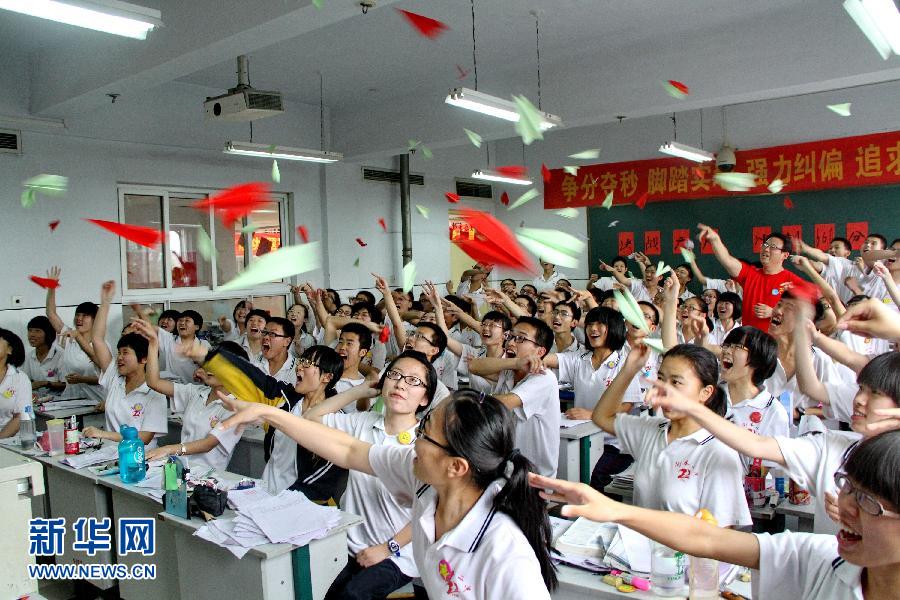  6月3日，河北省衡水市第二中學(xué)高三學(xué)生在教室里用扔紙飛機(jī)的方式舒緩心情。
