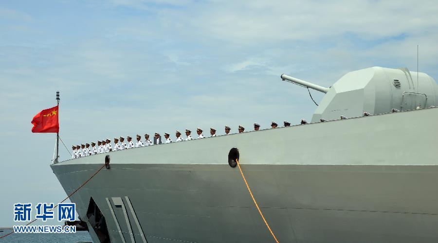 6月9日，在三亞某軍港，海口艦準備起航。