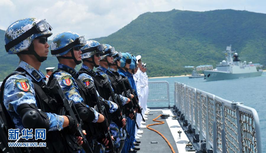 6月9日，在三亞某軍港，海口艦官兵及隨艦出海的特戰隊員離開碼頭。