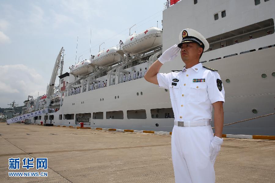  6月9日，在浙江舟山某軍港，和平方舟醫院船船長章榮華請示起航。