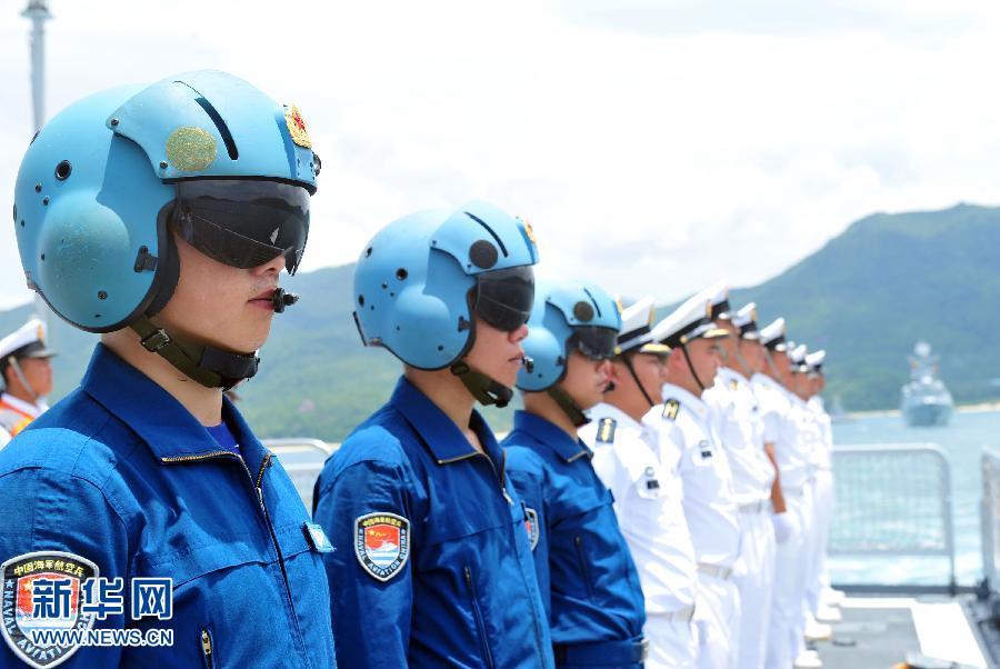  6月9日，在三亞某軍港，隨?？谂瀰⒀莸呐炤d直升機飛行員整裝待發。
