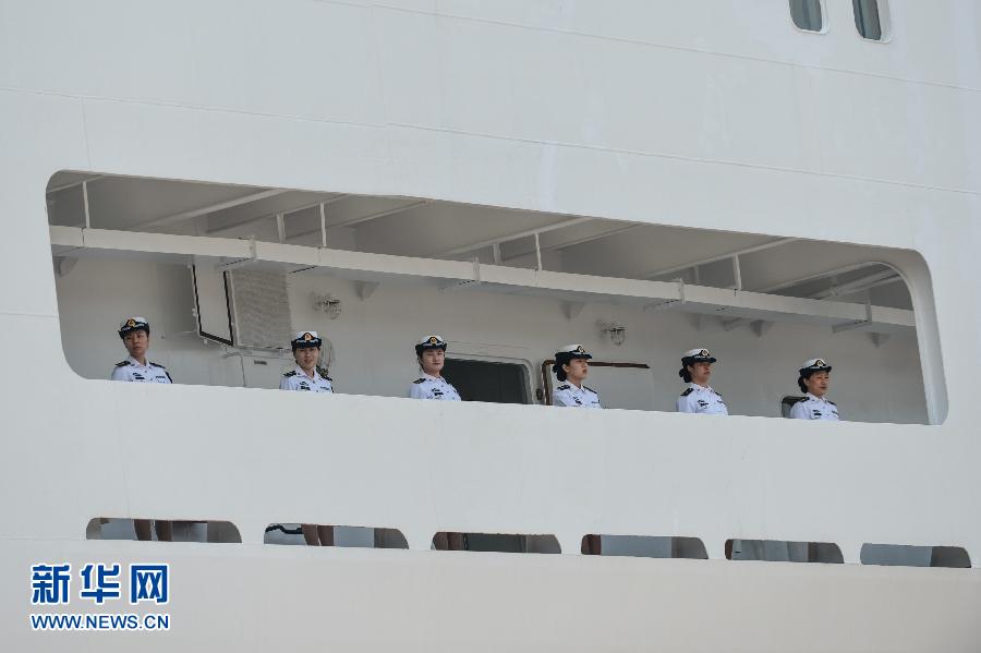  6月9日，在浙江舟山某軍港，和平方舟醫院船上的海軍官兵列隊與港口送行人員告別。