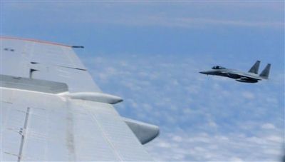 國防部網站12日公布的視頻截圖,日本F-15軍機從中國圖-154機頭方向危險切入,兩者最近距離約30米左右。