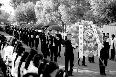 護送陣亡將士遺骸的隊伍緩緩走入殤墓園。