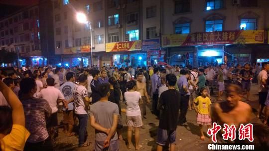 事發后民眾仍未離去。 王剛 攝