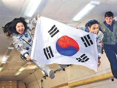 　2007年9月10日，李炤燕（左）在俄羅斯首都莫斯科接受零重力飛行訓練。