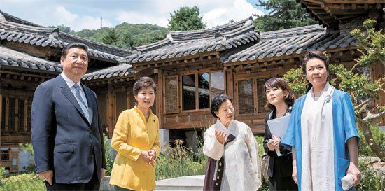 照片中左起分別是習近平、樸槿惠、家具博物館館長鄭美淑(音)、隨同翻譯、彭麗媛。