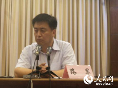 面對近百名記者，路軍當場哭泣，現場集體為遇難者默哀。
