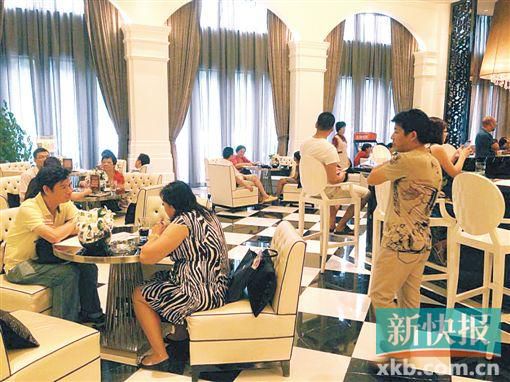 　昨天雖是工作日,但南海區某樓盤客流不少。