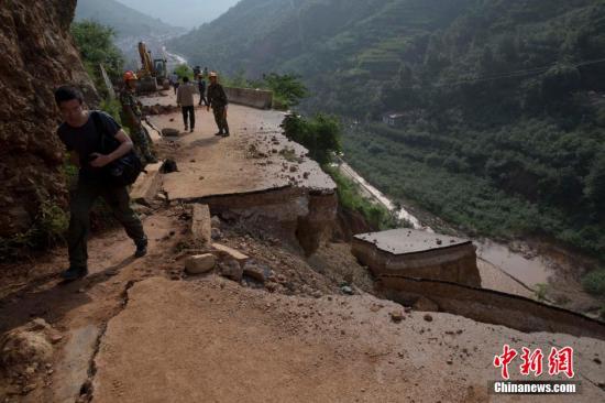   8月6日，云南魯甸地震重災區龍頭山鎮通往轄區村子的道路破壞嚴重。 中新社發 劉關關 攝