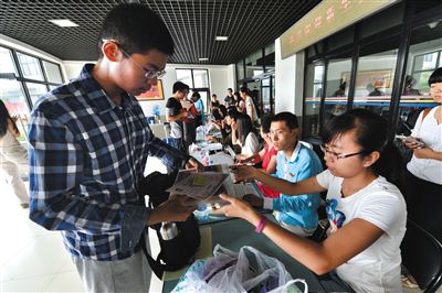 8月23日，清華大學(xué)新生在辦理入學(xué)手續(xù)。