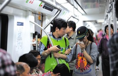 地鐵14號線，一名乘客正在車廂內(nèi)飲食。