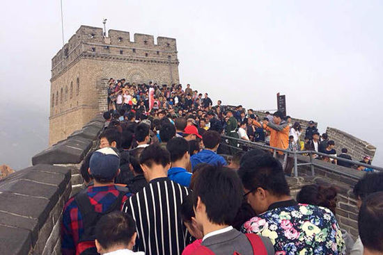 北京八達嶺長城，游客在長城上艱難移動。