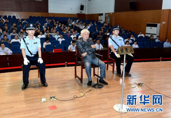 9月29日，方廣云在庭審現(xiàn)場(chǎng)。當(dāng)日，“合肥房叔”腐敗窩案核心人物方廣云在安徽省廬江縣出庭受審。 新華社記者 郭晨 攝
