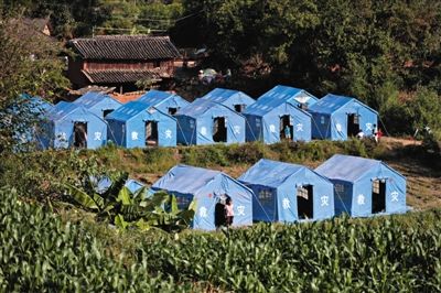 　昨日，云南省景谷縣永平鎮芒費村地震中70受損戶，部分村民安置在帳篷里。
