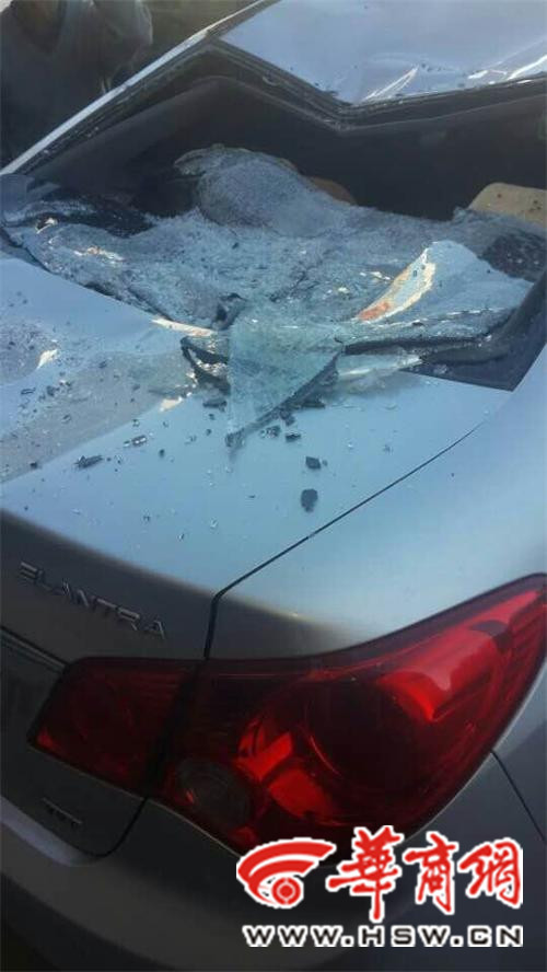 事發(fā)現(xiàn)場(chǎng)一輛伊蘭特轎車(chē)后擋風(fēng)玻璃破碎，車(chē)頂被砸出坑。記者 祁銘 攝