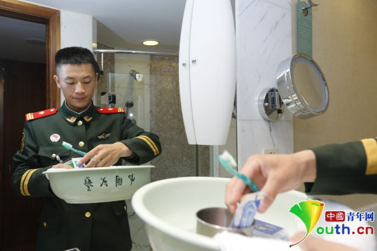 駐守APEC駐地中國大飯店的武警官兵將自己平時使用的臉盆、毛巾等帶到酒店房間。