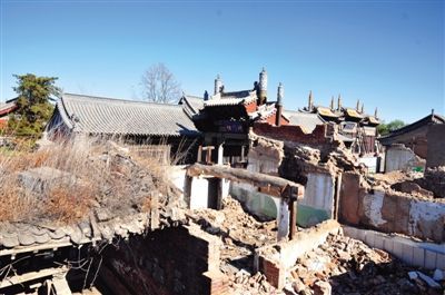 大同市文廟附近開發的一片仿古四合院，附近基礎設施建設已停工，周圍都是廢墟。
