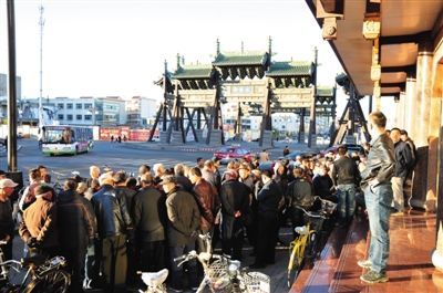11月3日，大同市四牌樓附近，耿彥波“粉絲團”在聚眾討論。