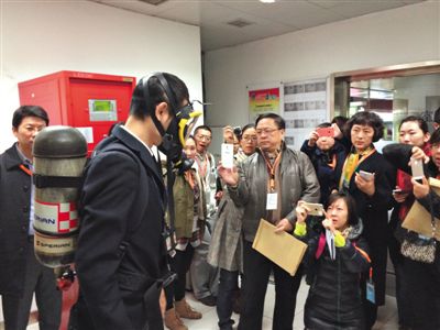 昨天，地鐵4號線北京南站站，地鐵工作人員為人大代表演示應(yīng)急氧氣瓶佩戴方式。新京報記者