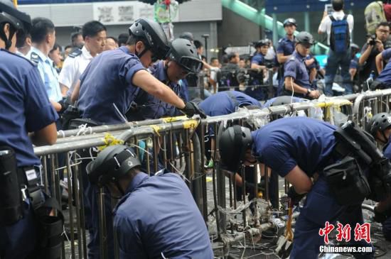11月26日，香港法庭執達主任在旺角彌敦道執行禁制令，清除非法障礙物，后因受阻而要求警方協助執行。