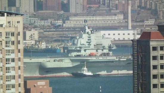 青島軍港周圍高樓林立，一睹遼寧號真容只需要一個(gè)好天氣（資料圖片）