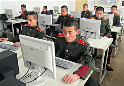 2013年4月18日，朝鮮平壤，士兵學習使用電腦。