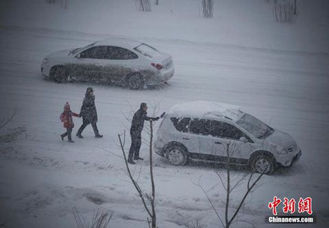 12月8日，經過一夜降雪，烏魯木齊已是皚皚白雪一片。（圖片來源于中新網）