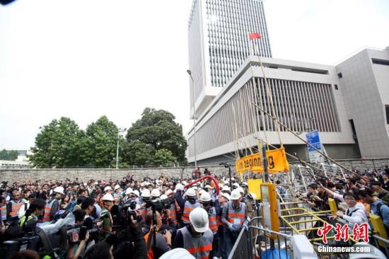 12月11日上午，香港非法“占領區”清除障礙物。