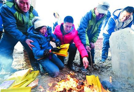 昨日，呼格吉勒圖的父母揣著無罪判決書的復印件來到兒子墳前祭奠。　/新華社
