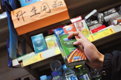 清苑路“世紀(jì)華聯(lián)超市清友園店”的貨架上，擺放著購(gòu)自網(wǎng)店的“高仿”避孕套。