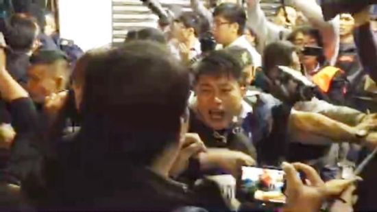 香港旺角數百人平安夜流動示威 警方拘捕多人