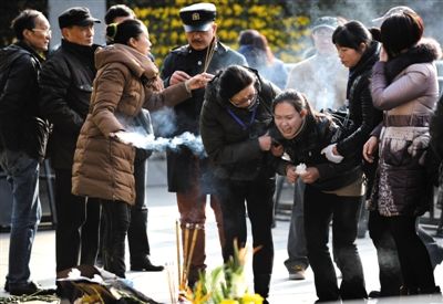 昨日，上海，外灘踩踏事件遇難者家屬來到事發地獻花祭奠。