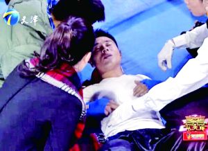 天津衛視一檔明星真人秀娛樂節目中，海南省武術協會副秘書長楊成章被打倒在地，表情痛苦。