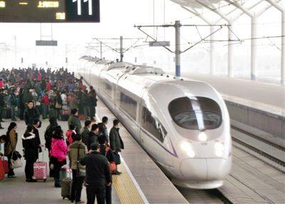 　2014年1月3日，江蘇徐州，旅客在等候乘坐京滬高鐵和諧號動車組列車。圖/CFP