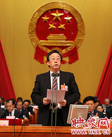 在表決通過各項決議后，省委書記、省人大常委會主任郭庚茂作出講話