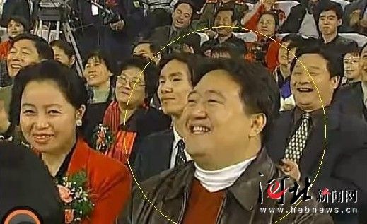 該名男子連續(xù)多年在春節(jié)晚會中出現(xiàn)，被網(wǎng)友稱為“十年最牛笑臉哥”。