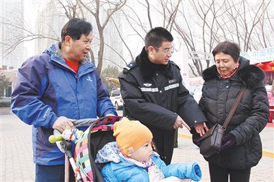 朝陽(yáng)國(guó)際風(fēng)情節(jié)，周小勇（中）提醒老人注意安全。朝陽(yáng)公安分局供圖