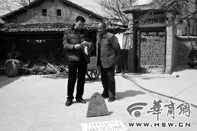 昨日，商洛市博物館工作人員（左）向李老漢講解最近出臺的《陜西省群眾保護文物獎勵辦法》