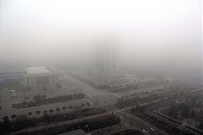 昨日，連云港市贛榆區(qū)14層高樓上拍攝的大霧天氣。當日，江蘇省多地出現(xiàn)大霧天氣。新華社發(fā)