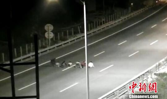 孩子們將高速公路當成跑道賽跑。　警方供圖　攝